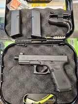 GLOCK 19 G19 gen 4 With night sights 9MM LUGER (9X19 PARA) - 1 of 2