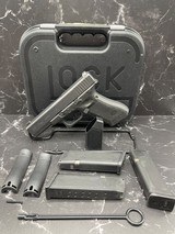 GLOCK G22 GEN 4 .40 (Night Sights) POLICE TRADE IN .40 CALIBER - 1 of 3