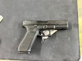 GLOCK 17Gen 5 9MM LUGER (9X19 PARA) - 1 of 2