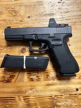 GLOCK 22 G22 GEN 4 POLICE TRADE IN .40 S&W - 1 of 3
