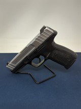 SMITH & WESSON SD 40 VE .40 S&W - 1 of 2