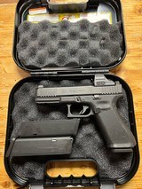 GLOCK 22 G22 Gen 5 .40 S&W - 1 of 3