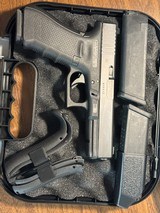GLOCK 22 G22 Gen 4 w/ Night Sights .40 CALIBER - 2 of 3