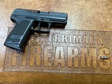 HECKLER & KOCH USP COMPACT .40 S&W - 2 of 3