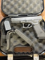 GLOCK 17 G17 GEN 4 9mm w/ 2 MAGS (POLICE TRADE-IN) 9MM LUGER (9X19 PARA) - 1 of 3