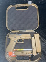 GLOCK 19 19x G19X -FDE Gen 5 /
Night Sights / 3 Mags- like new 9MM LUGER (9X19 PARA) - 1 of 3