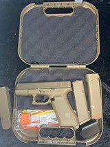 GLOCK 19 19x G19X -FDE Gen 5 /
Night Sights / 3 Mags- like new 9MM LUGER (9X19 PARA) - 2 of 3