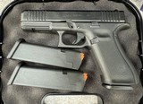 GLOCK 22 G22 Gen 5 .40 S&W - 1 of 2