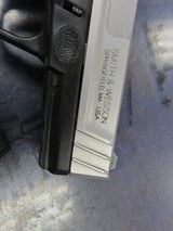 SMITH & WESSON SD40VE .40 S&W - 2 of 3