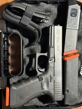 GLOCK 22 G22 GEN 4 .40 (Night Sights) POLICE TRADE IN .40 S&W - 2 of 3