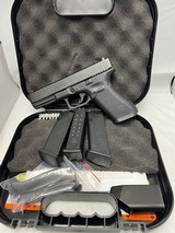 GLOCK 22gen5 .40 S&W - 1 of 3