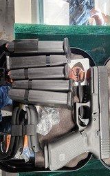 GLOCK G22 GEN 5 MOS .40 S&W - 1 of 3