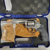 SMITH & WESSON 686 PLUS .357 MAG - 1 of 3