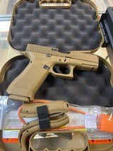 GLOCK 19 19x G19X -FDE Gen 5 /Night Sights / 3 Mags- like new 9MM LUGER (9X19 PARA) - 1 of 3
