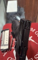SMITH & WESSON m&p shield 40 .40 S&W - 2 of 2