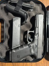 GLOCK 22 G22 GEN 4 .40 (Night Sights) POLICE TRADE IN .40 S&W - 1 of 3