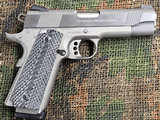 COLT 1911 Lightweight Commander .45 ACP - 2 of 3