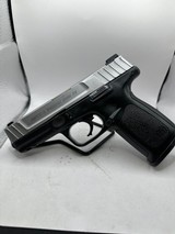 SMITH & WESSON SD40 VE .40 S&W - 1 of 3