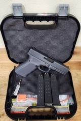 GLOCK 21 Gen 4, Cerakote Gray .45 ACP - 2 of 3