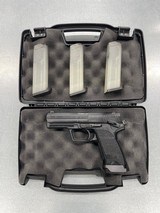 HECKLER & KOCH USP .40 S&W - 1 of 3