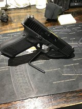 GLOCK 17 GEN 5 9MM LUGER (9X19 PARA) - 1 of 2