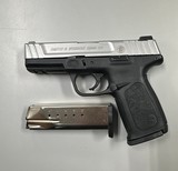 SMITH & WESSON SD40 VE .40 S&W - 1 of 3