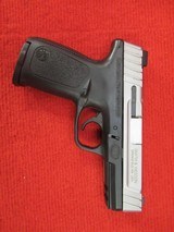 SMITH & WESSON SD40 VE .40 S&W - 1 of 2