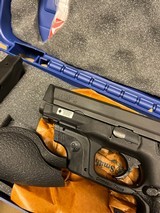 SMITH & WESSON M&P40 .40 S&W - 2 of 3