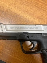 SMITH & WESSON SD40 VE .40 S&W - 2 of 3