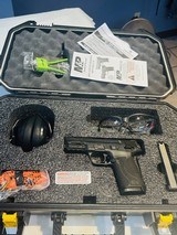 Smith & Wesson M&P9 Shield EZ Range Kit 9MM LUGER (9X19 PARA) - 1 of 3
