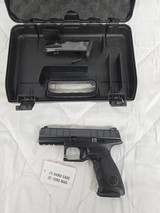 BERETTA APX Full Size w/2 Mags, Hard Case .40 S&W - 1 of 1