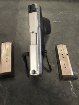 SMITH & WESSON SD40 VE .40 S&W - 2 of 3