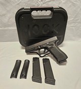 GLOCK 22gen4 .40 S&W - 1 of 3