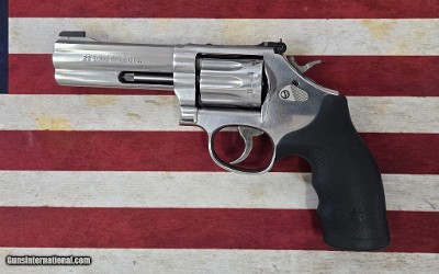 SMITH & WESSON 617-6 .22 LR