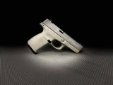 SMITH & WESSON SW9V 9MM LUGER (9x19 PARA) - 1 of 3