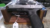 SMITH & WESSON SD40 VE .40 S&W - 1 of 2