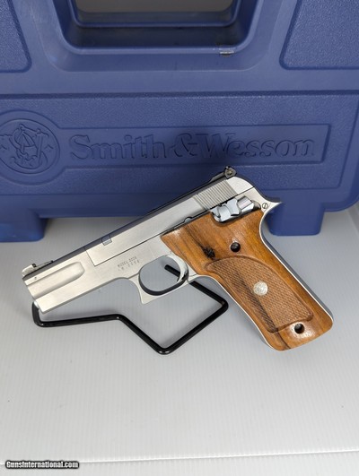 SMITH & WESSON 2206 .22 LR