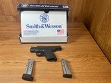 SMITH & WESSON m&p 40 shield
.40 S&W - 1 of 3