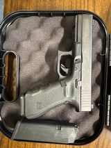 GLOCK G22 GEN 4 .40 S&W - 2 of 3