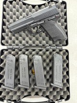 HECKLER & KOCH USP .40 S&W - 1 of 3