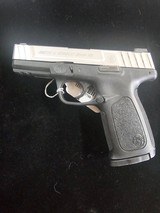 SMITH & WESSON SD40 VE .40 S&W - 1 of 2