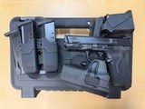 Smith & Wesson M&P 40 M2.0 Carry and Range Kit .40 S&W - 1 of 3
