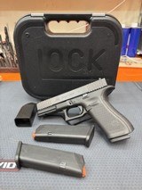 GLOCK G22 GEN 5 .40 S&W - 2 of 2