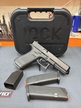 GLOCK G22 GEN 5 .40 S&W - 1 of 2
