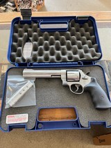 SMITH & WESSON 629-6 Classic.44 MAGNUM - 1 of 3