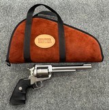 RUGER NEW MODEL SUPER BLACKHAWK .44 MAGNUM - 1 of 3
