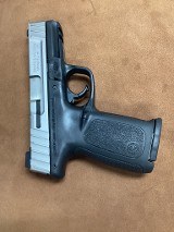SMITH & WESSON SD40 VE .40 S&W - 1 of 2