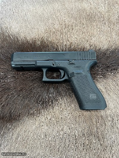 GLOCK 17 GEN 5 9MM LUGER (9x19 PARA)