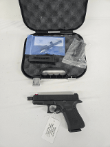 GLOCK G44 w/2 Barrels, Threaded Barrel, 2 Mags, Hard Case .22 LR