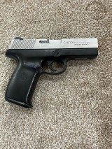 SMITH & WESSON SW40V .40 S&W - 2 of 2